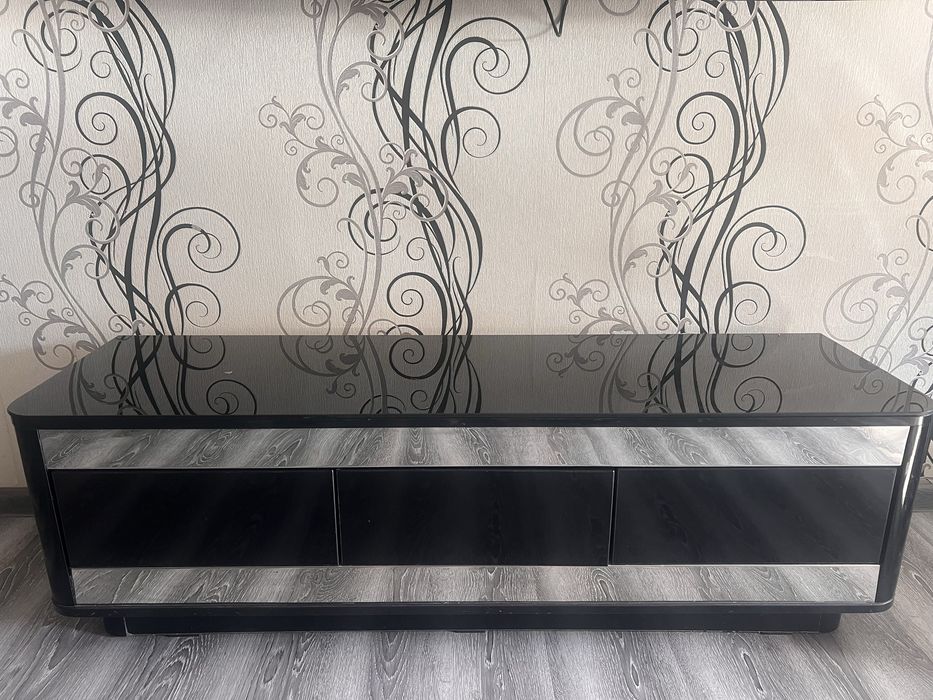 Тумба под телевизор в отоичном состоянии