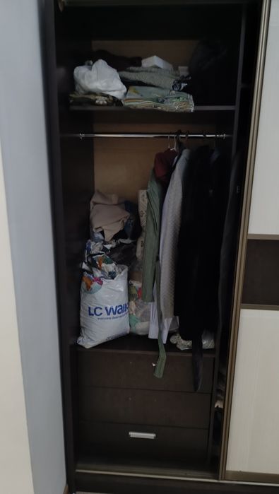 Шкаф купе, бежевый с тремя отсеками