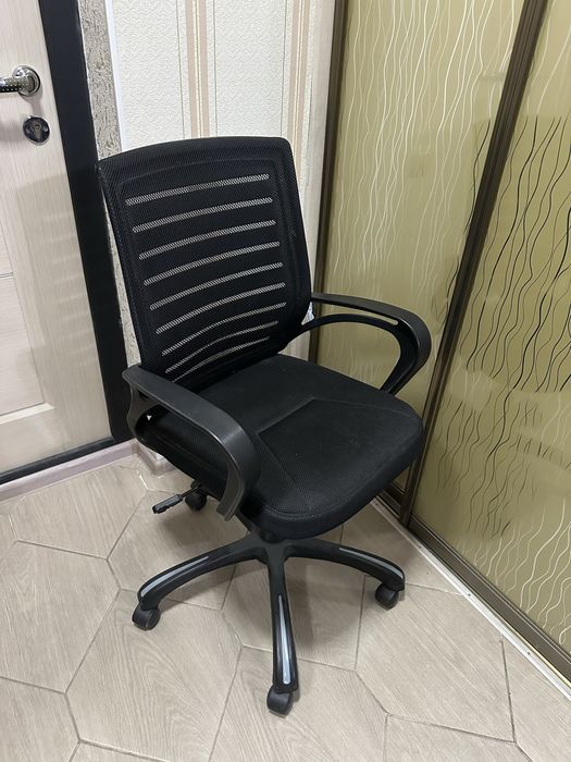 Удобные офисные кресла на колесиках с регулировкой высоты. Срочно!