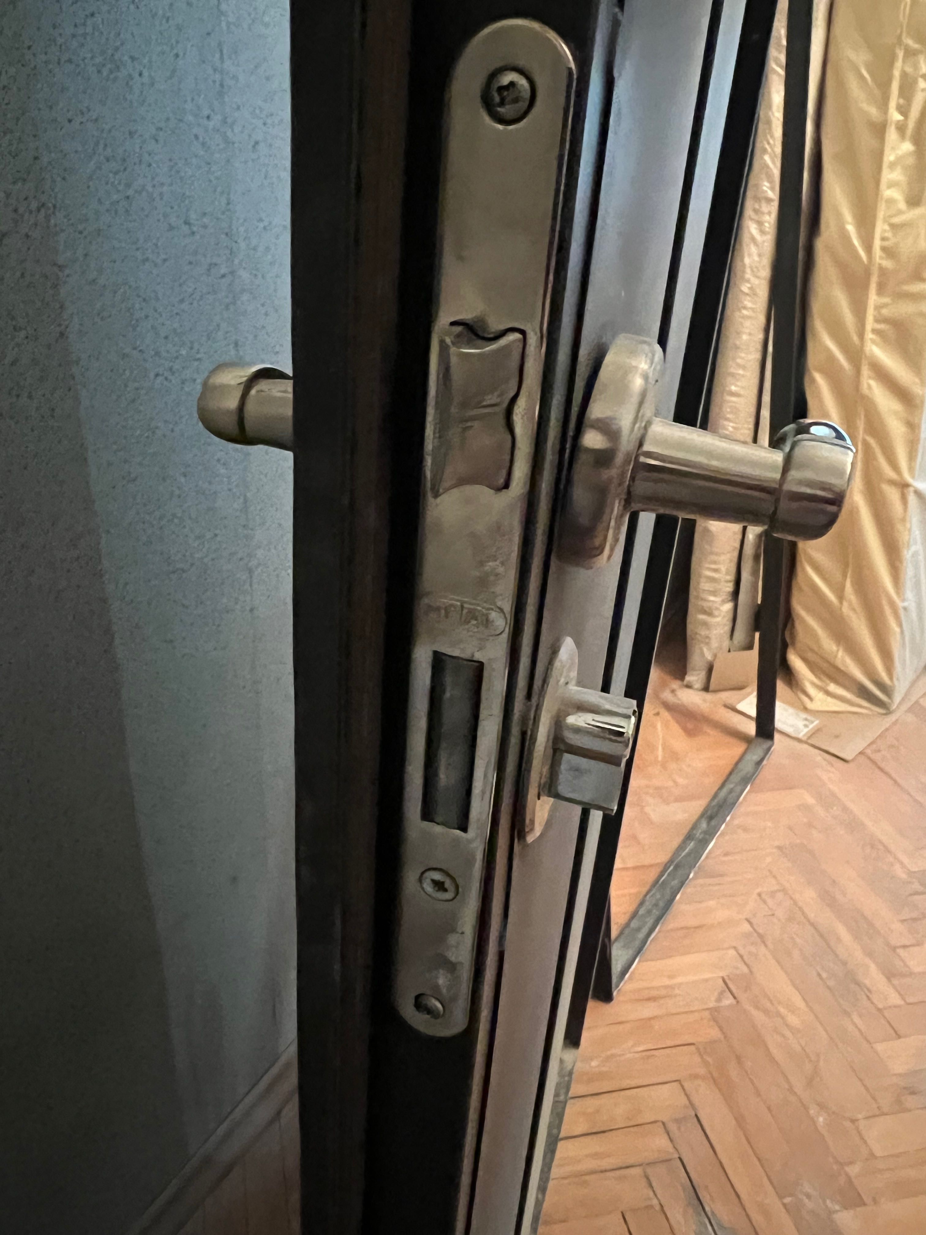 Метална врата с метална каса