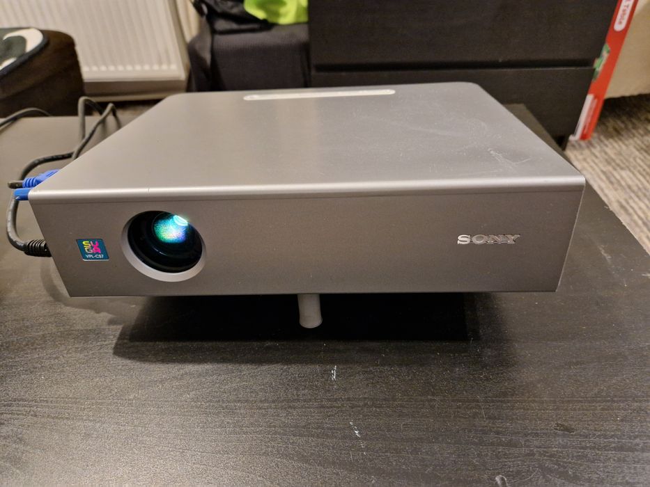 Vand Video Proiector Sony VPL-CS7 Lampa Noua.