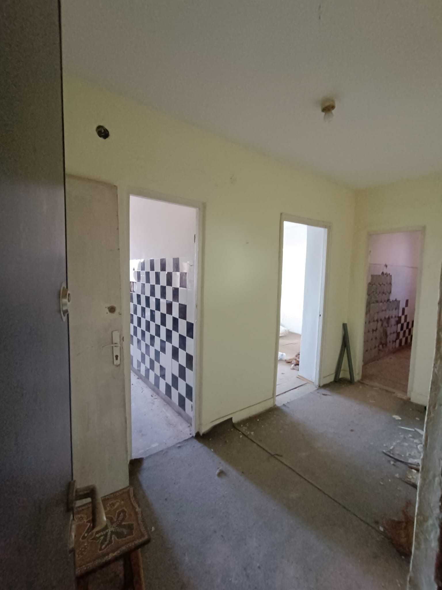 apartament 2 camere etaj 2 de vinzare zona PecoAlexandria  pt reformat