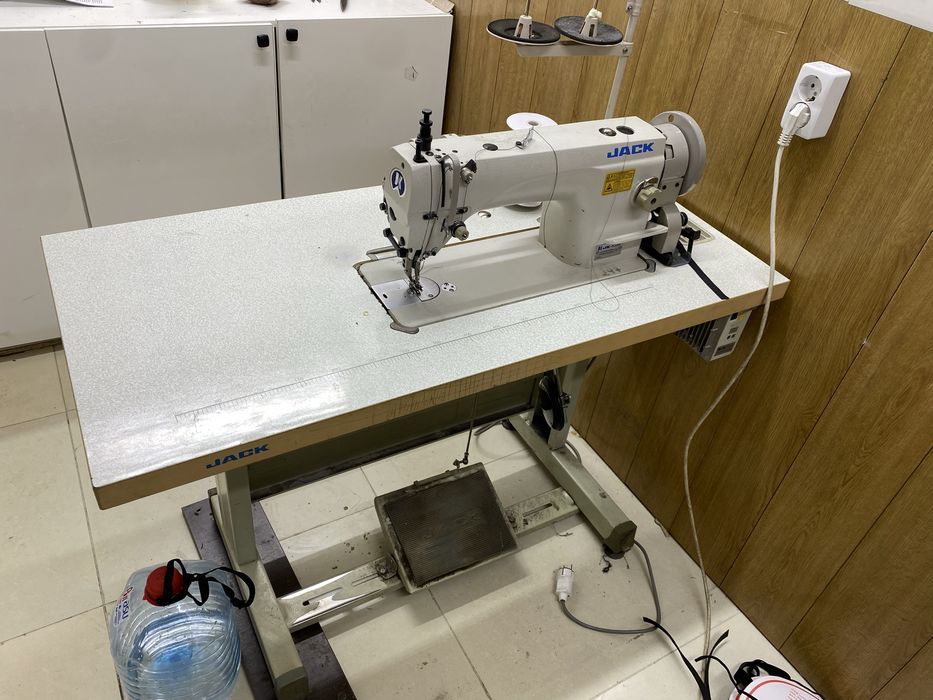 Продам швейную машинку