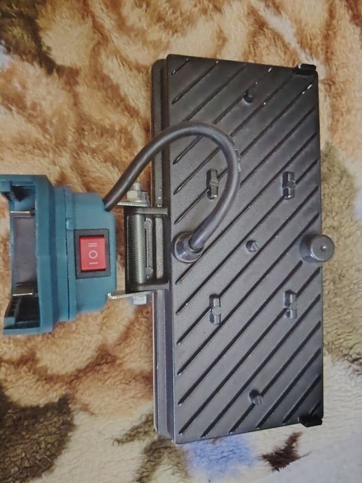 Vând lampa ptr baterie makita 18v