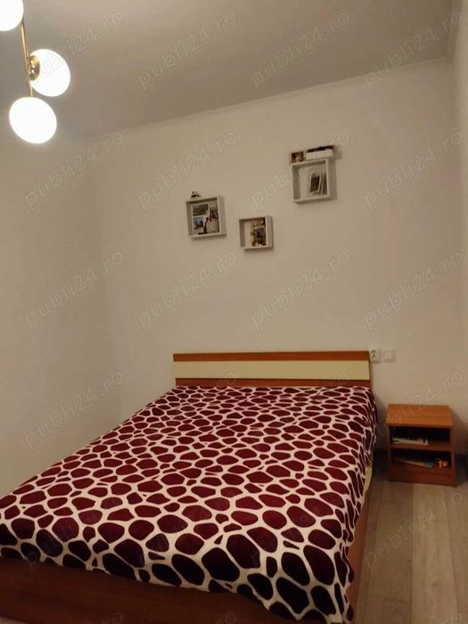 Proprietar vând apartament cu 3 camere la curte comună