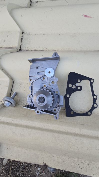 Помпа на Дастер новая