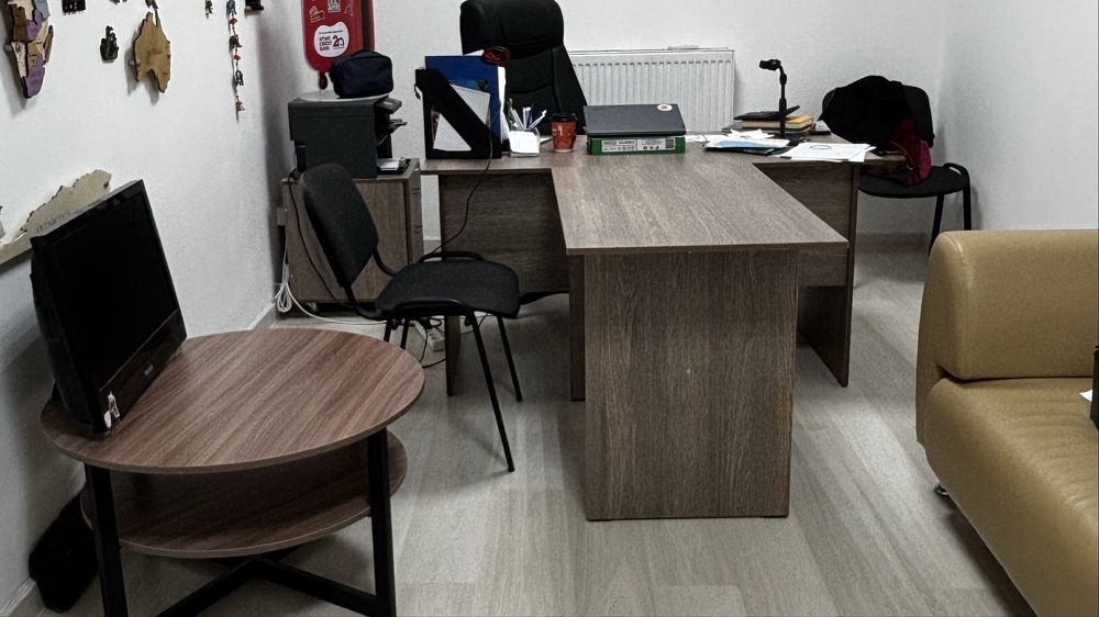 Комплект офисной мебели: рабочий стол, журнальный стрлик и высокий шкв