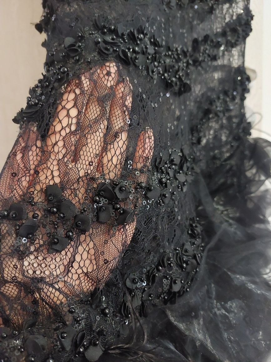 Дантелена рокля със три 3D цветя