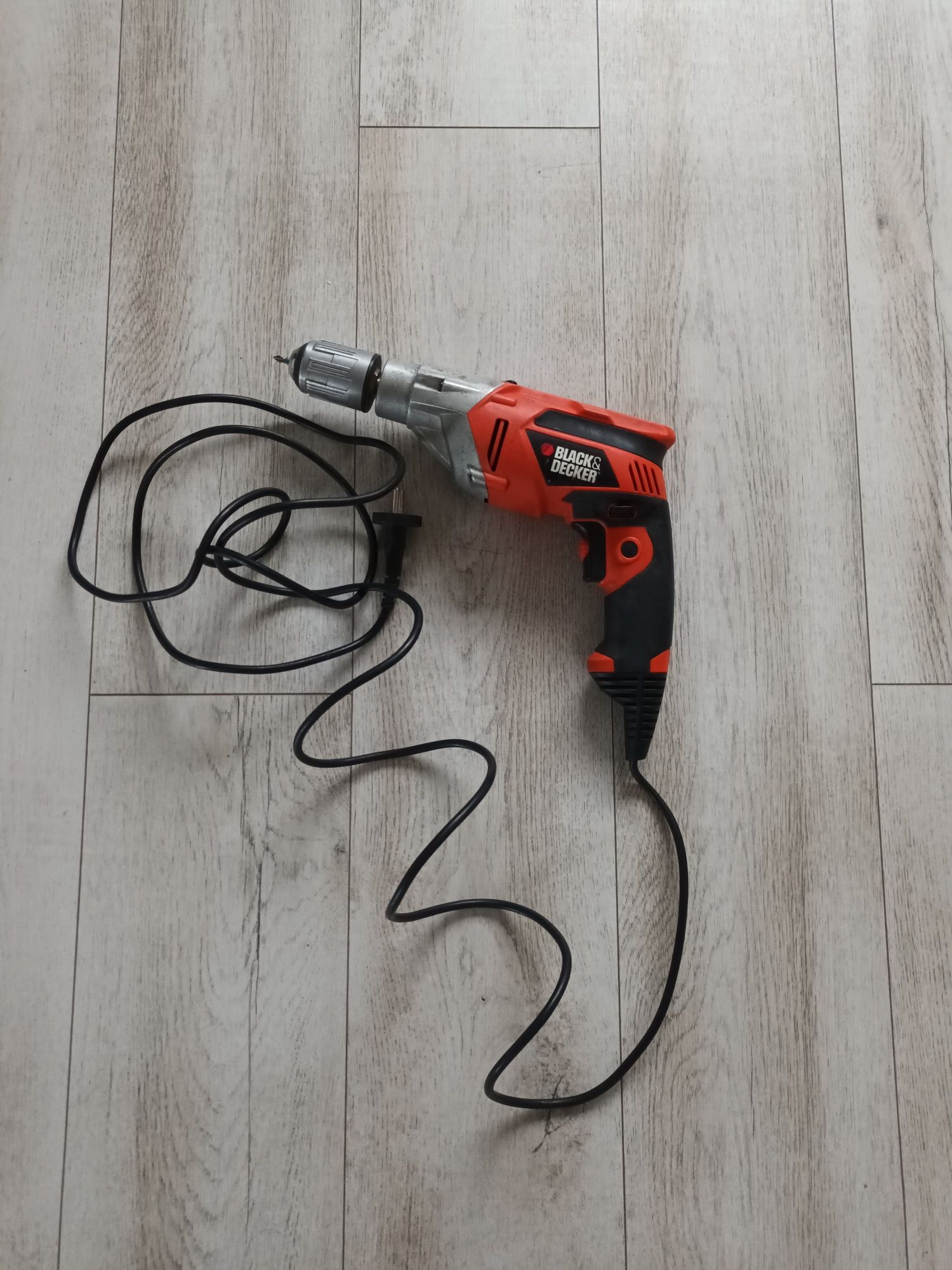 Bormasina Autofiletanta Black&Decker originala, este ca noua