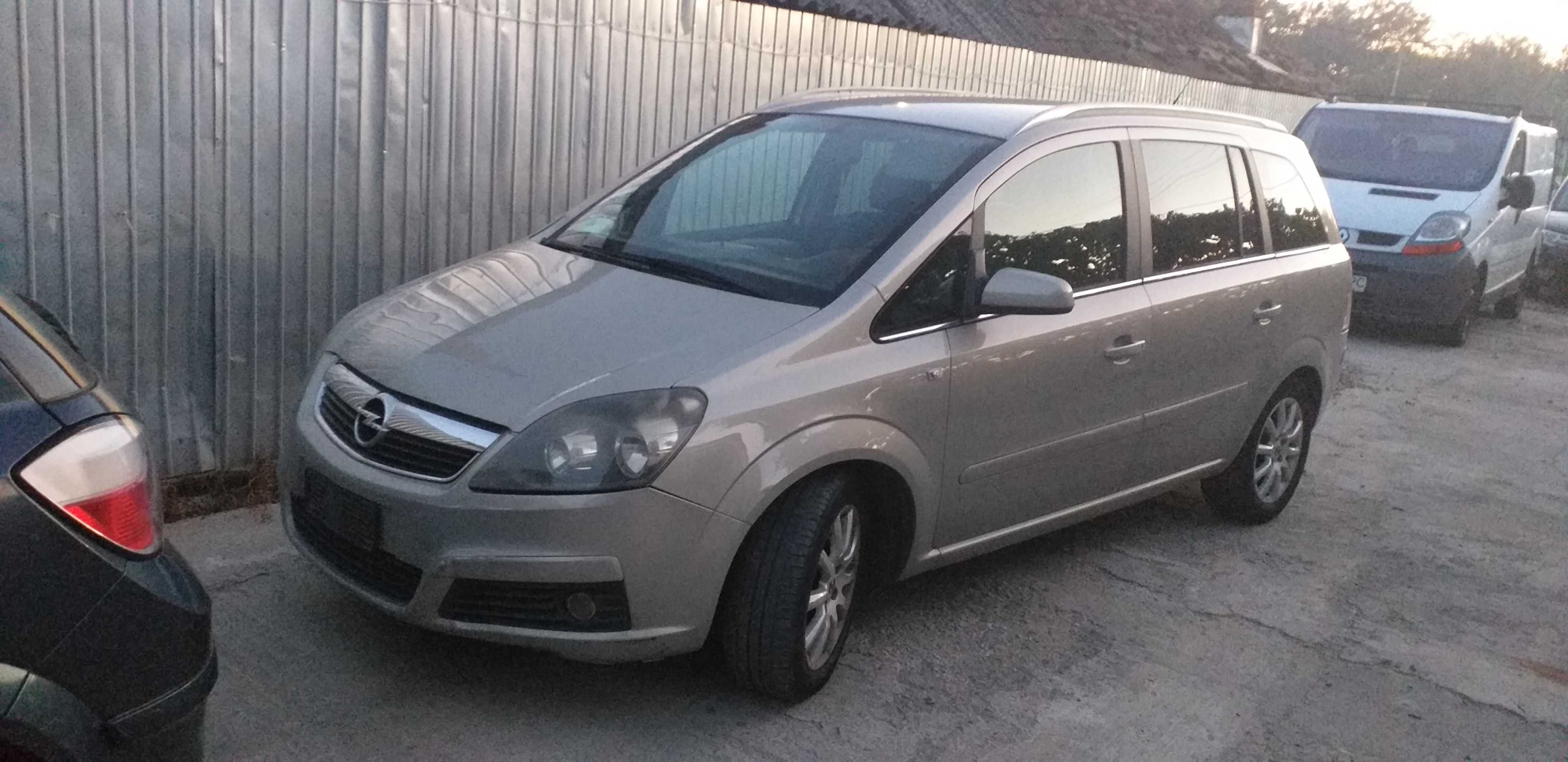 Usa stângă față opel zafira b 2006