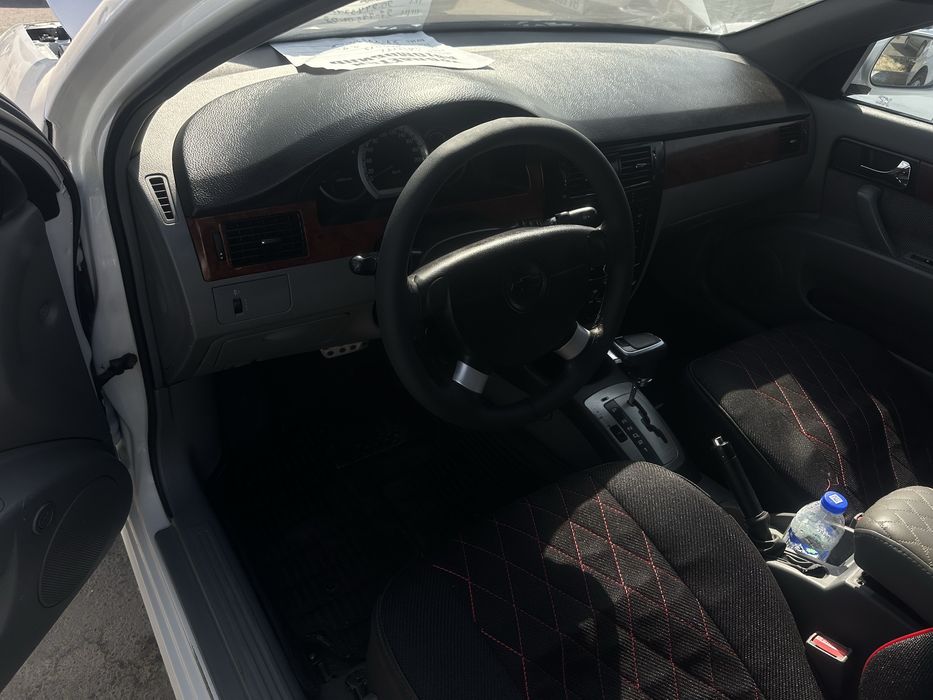 Lasetti 1.6 mator avtomat rangi oq 275.000 yurgan bita pitnosi bor