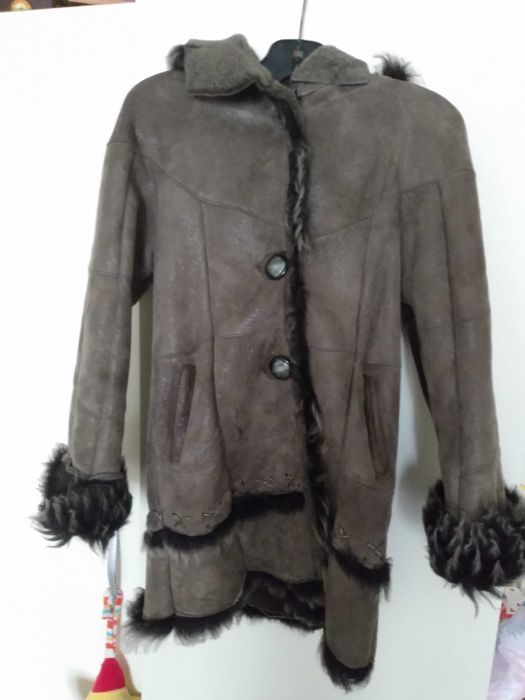 Детски кожух от естествена кожа за момиче .