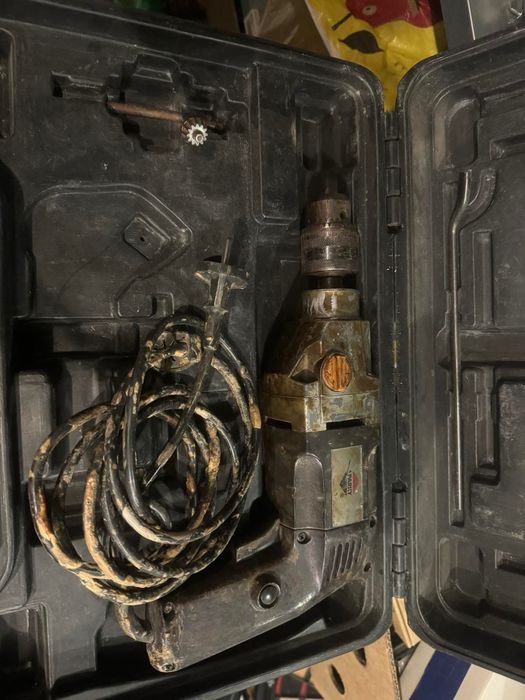 винтоверт Makita с батерия и зарядно.