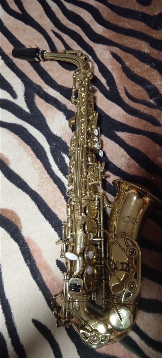 De vânzare saxofon