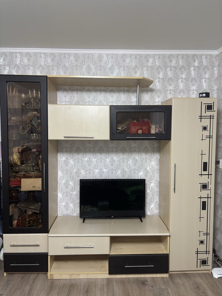 Продам стенку б/у в хорошем состояние .