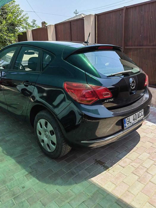 Vând Opel Astra J facelift 2013