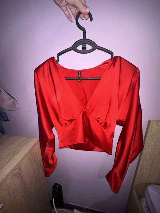 Елеганта, сатенена, червена, къса риза с деколте-CALIOPE