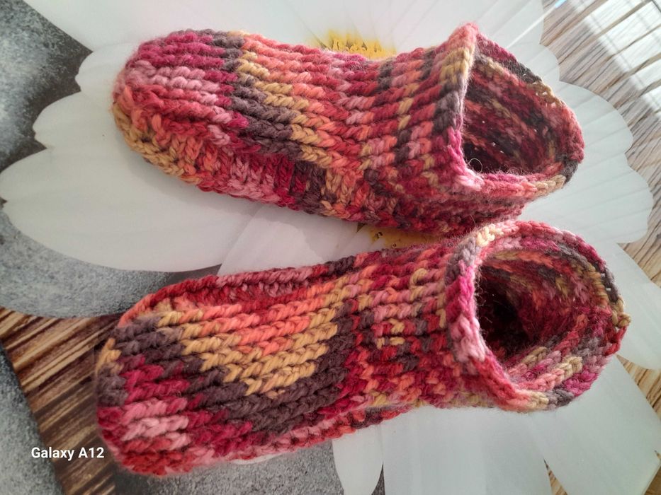 Топли  терлици чорапки и ботушки от плюшена прежда.