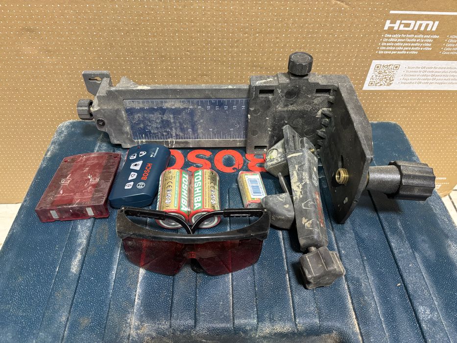 MDM vinde: Nivela laser rotativa Bosch GRL 30 HV.