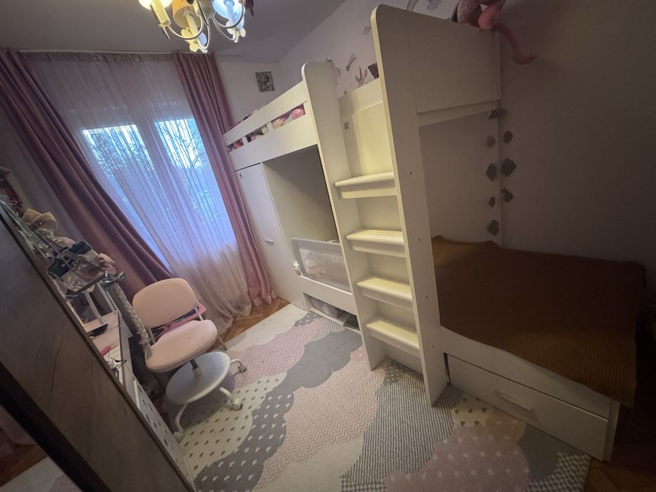 Pat supraetajat alb + saltea, design spațios, stare foarte bună