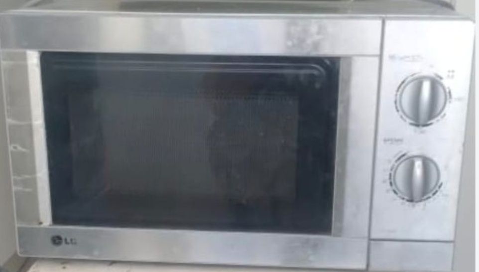 Продам  микроволновую печь в хорошем состоянии .