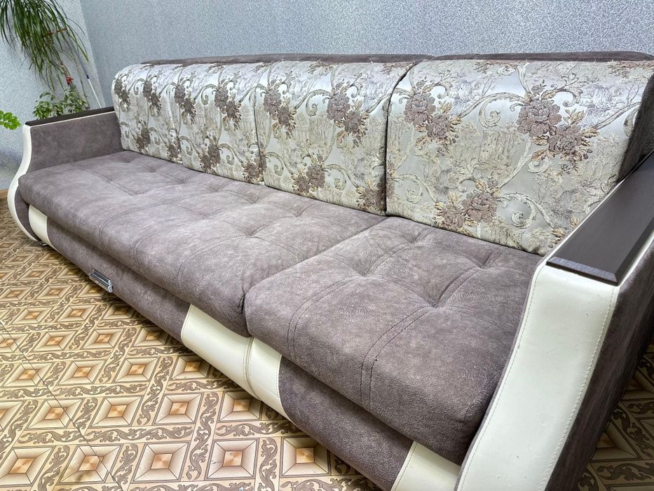 Продам диван в хорошем состоянии. Размер 2,70 на 2,05