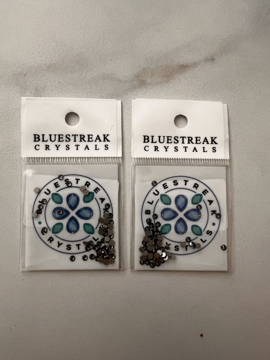 Vand 2202 buc cristale Svarowski pentru decorat obiecte: cani, pixuri