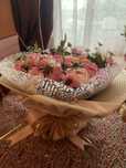 Букет от вечни цветя, поднесени в стилна и красива шапка