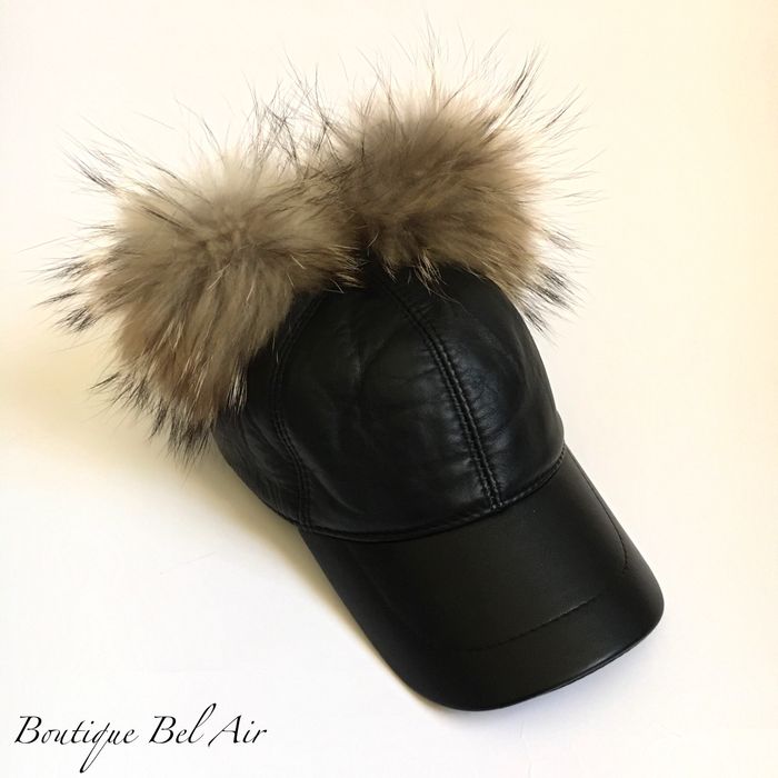 Кожена шапка с помпон от естествен косъм