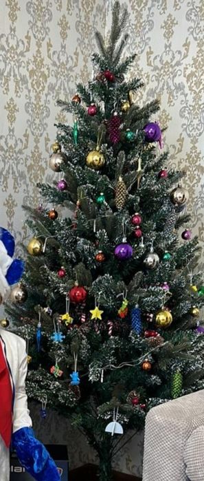 Продам искусственную новогодную  ёлку  в отличном состоянии  с игрушка