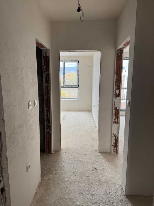 Двустаен апартамент кв.Остромила в цената партерен гараж