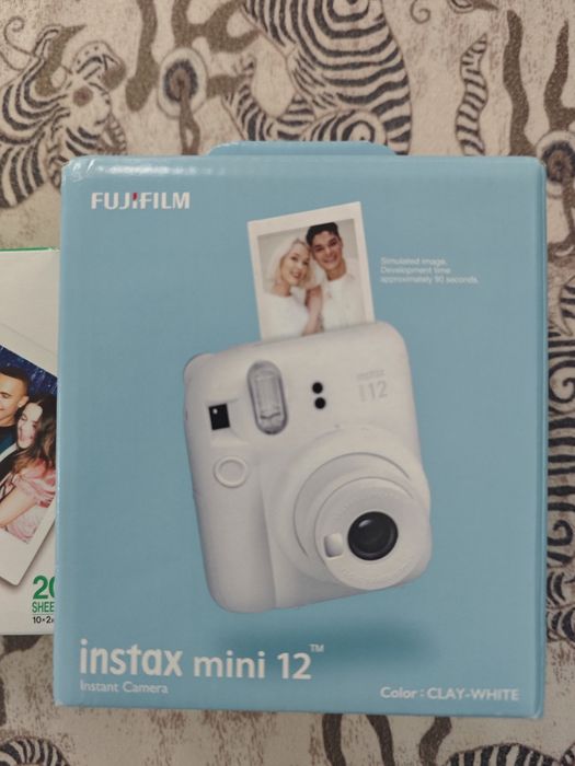 Фотоапарат за моментни снимки и фотохартия