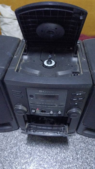 Urgent Radio casetofon - cd Sony  se aude  tare functional detali jos