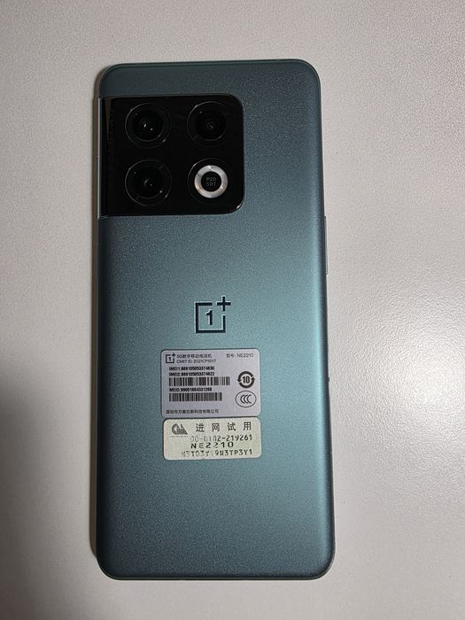 Смартфон OnePlus 10 Pro с верификацией.