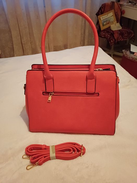 Червена кожена чанта