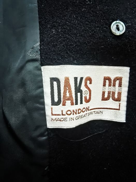 Палто DAKS  от 100% вълна 
Цена 70лв.

40 см. От рамо до рамо
86 см. О