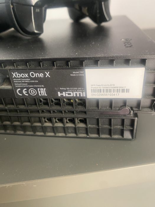 Vand xbox one x ,stare foarte buna