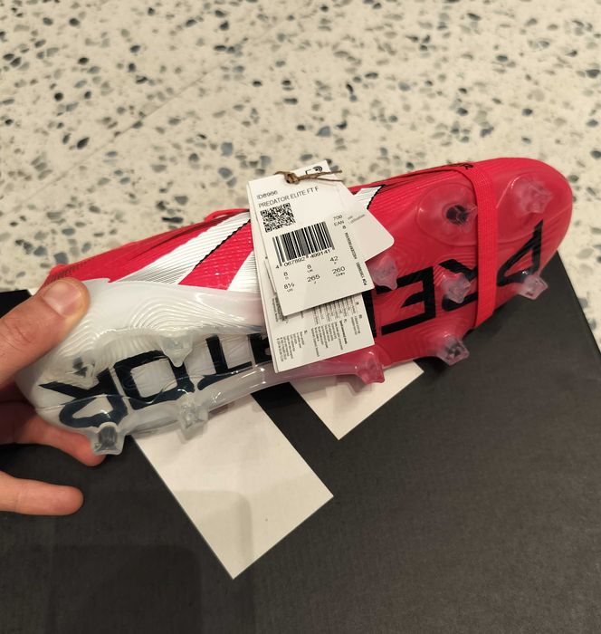 Чисто нови професионални бутонки Predator Elite FT FG