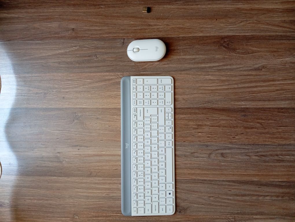 Logitech MK470 | Комплект клавиатура и мишка (бял)