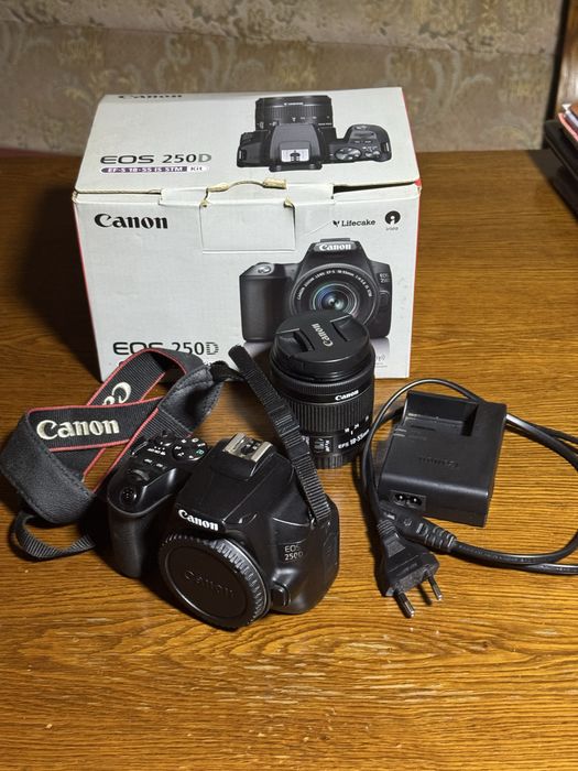 Canon EOS 250D si obiectiv 18-55mm