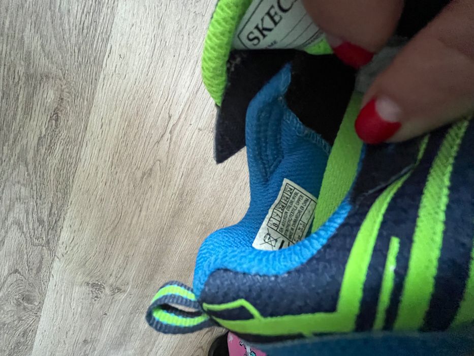 Adidasi skechers 24 cu luminite