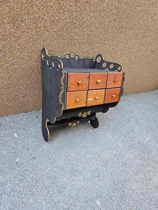 Ръчно рисуван шкаф за стена в ретро стил