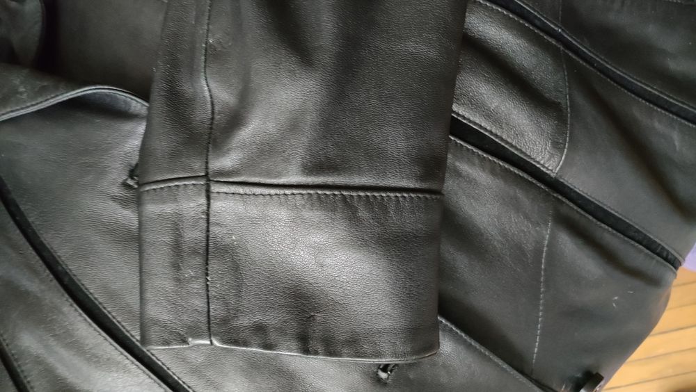 Haina de piele de culoare neagra.