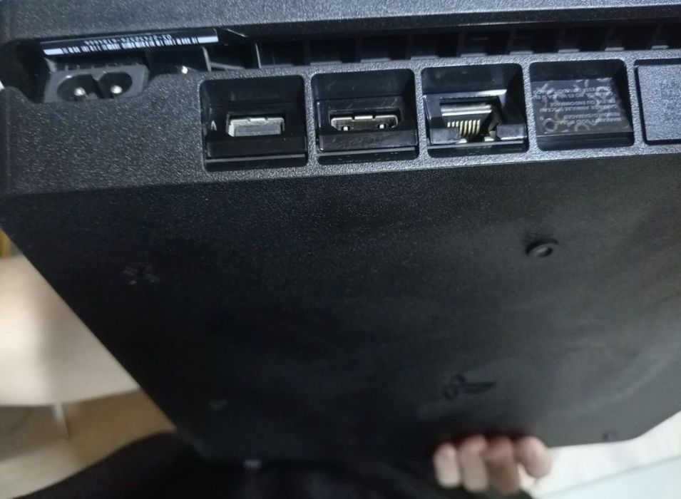 PlayStation 4  Merge perfect îl vând pentru că plec în  altă țară