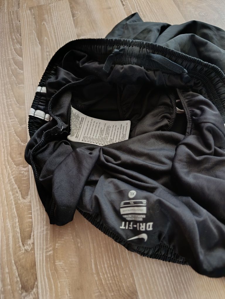 Нови къси панталони Nike