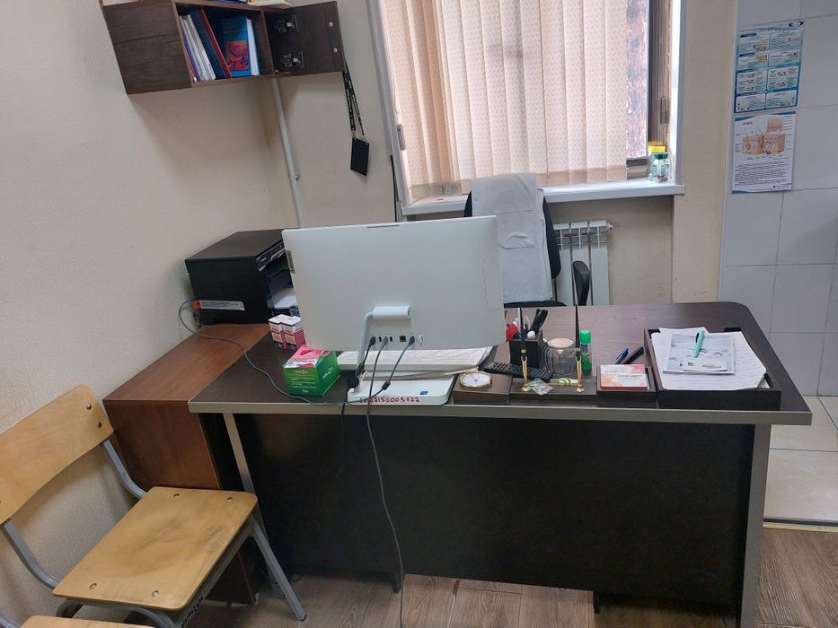 Ish stoli tumbuchkasi va kitob javoni  sotiladi,