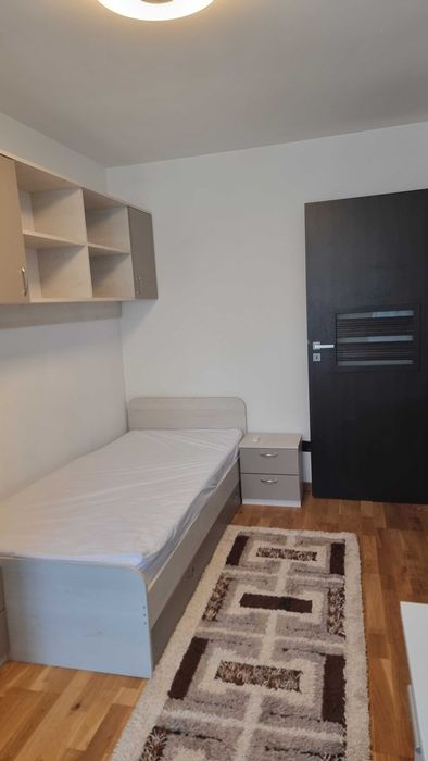 Inchiriez apartameant cu 3 camere.