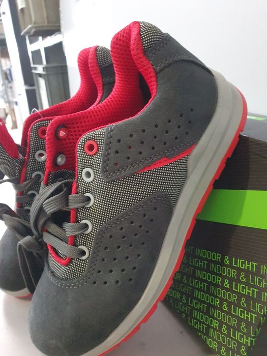 Vând bocanci cu protecție metal nr 41