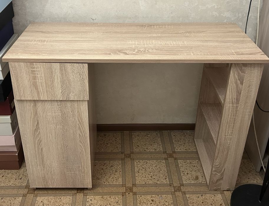 Продам стол , цена 5000 тг . Срочно