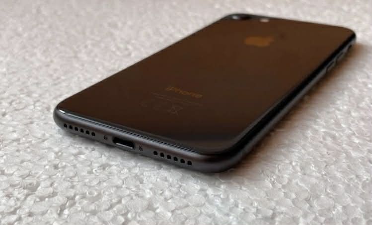 Se vinde urgent iPhone 8 că nou nu răspund la mesaje doar la Nr de tel